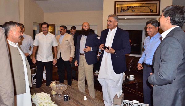 راولپنڈی، آرمی چیف جنرل قمرید جاوید باجوہ اپنے رفقاءکے ہمراہ پاکستان کرکٹ ٹیم کی کامیابی کے لمحات سے لطف اندوز ہو رہے ہیں