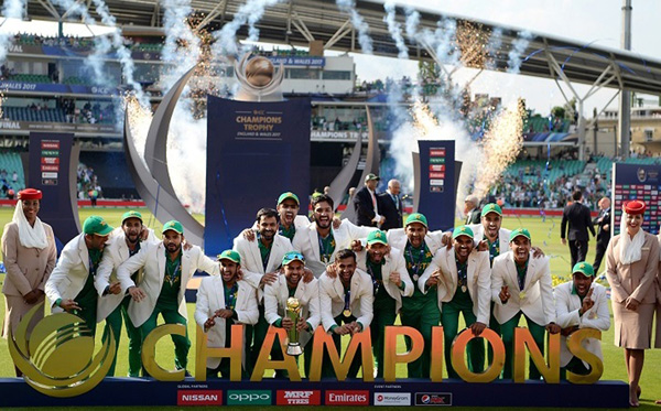 لندن، آئی سی سی چیمپنئزٹرافی فائنل ، بھارت سے شاندار فتح کے بعد شاہینوں کاٹرافی کے ہمراہ گروپ فوٹو
