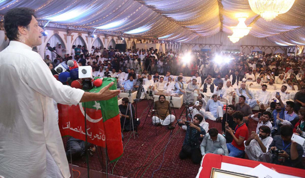 اسلام آباد، چیئرمین پاکستان تحریک انصاف عمران خان مقامی ہوٹل میں ورکرز کنونشن سے خطاب کر رہے ہیں