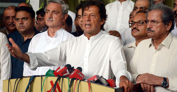 اسلام آباد، سربراہ پاکستان تحریک انصاف عمران خان پریس کانفرنس کررہے ہیں، جہانگیر ترین اور شفقت محمود بھی ہمراہ ہیں