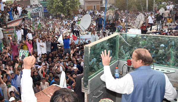 جہلم، نااہل وزیر اعظم نواز شریف کارکنوں سے خطاب کر رہے ہیں