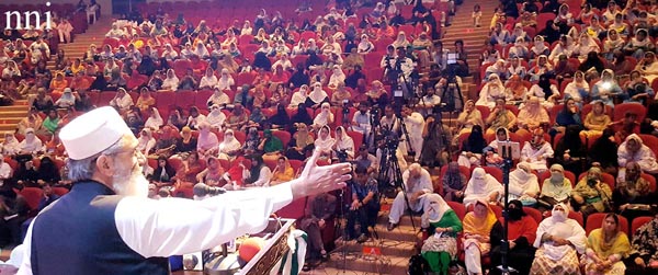 پشاور: امیر جماعت اسلامی سینیٹر سراج الحق یوتھ وومن ونگ کے سیمینار سے خطاب کر رہے ہیں
