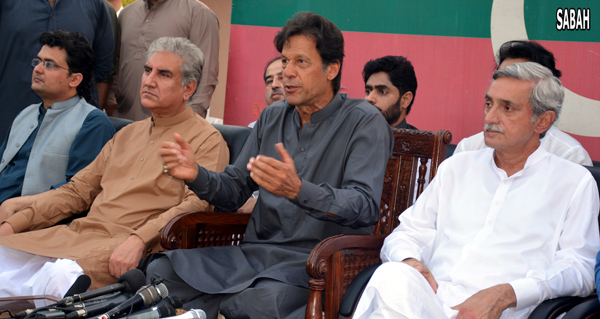 اسلام آباد: پاکستان تحریک انصاف کے چیئرمین عمران خان پریس کانفرنس سے خطاب کر رہے ہیں، جہانگیر ترین و شاہ محمود قریشی بھی ان کے ہمراہ ہیں