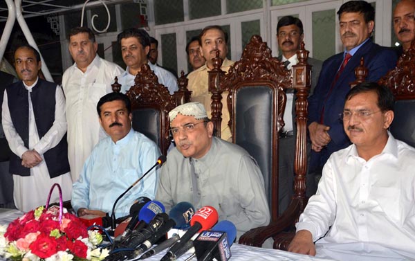 پشاور: پاکستان پیپلز پارٹی کے شریک چیئرمین آصف علی زرداری پریس کانفرنس سے خطاب کر رہے ہیں