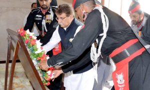 لاہور،وزیراعظم آزادجموںوکشمیرراجہ محمدفاروق حیدرخان مفکرپاکستان علامہ اقبالؒ کے مزارپرھپول چڑھارہے ہیں