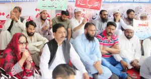 مظفرآبادمقبوضہ کشمیرمیںبھارتی مظالم کیخلاف احتجاجی دھرنے سے ضلعی صدر پی پی شگفتہ نورین خطاب کررہی ہیں
