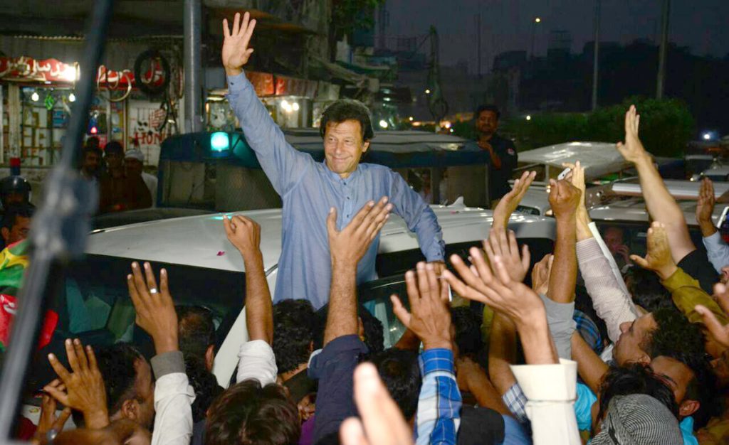 لاہور،تحریک انصاف کے چیئرمین عمران خان لاہور کے دورے کے موقع پر ہاتھ ہلاکر کارکنوں کے نعروںکاجواب دے رہے ہیں