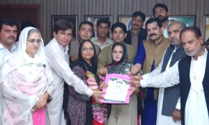 راولپنڈی۔ مسلم لیگ (ن) دی لائن گروپ کے چیف ایگزیکٹو میاں رضا سرپرست اعلیٰ حاجی طلعت ‘ نسرین چوہان صدرخواتین ونگ ضلع راولپنڈی کوانکے عہدے کا نوٹیفکیشن دے رہے ہیں