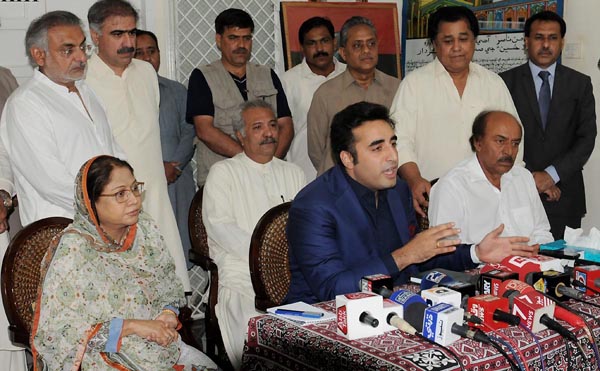 نوڈیرو،چیئرمین پاکستان پیپلزپارٹی بلاول بھٹوزرداری پریس کانفرنس کررہے ہیں،ایم این اے فریال تالپور بھی موجودہیں