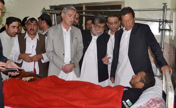 کوئٹہ،عمران خان پولیس ٹریننگ کالج کے زخمی ہونیوالے اہلکاروںکی عیادت کررہے ہیں،جہانگیرترین،سرداریاررندبھی موجودہیں