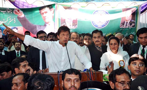 ملتان،چیئرمین تحریک انصاف عمران خان ڈسٹرکٹ بار کے وکلاءسے خطاب کررہے ہیں