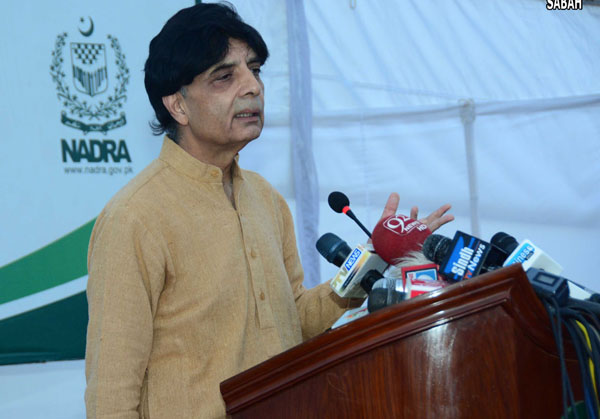 اسلام آباد،وزیرداخلہ چوہدری نثارنادراہیڈکوارٹرمیںصحافیوںسے گفتگوکررہے ہیں