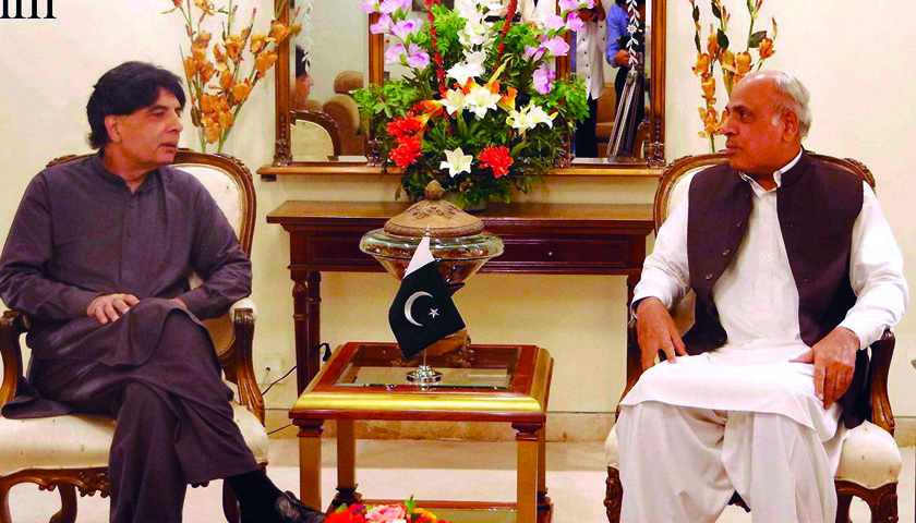 راولپنڈی، وزیر داخلہ چوہدری نثار علی خان گورنر پنجاب ملک رفیق رجوانہ سے پنجاب ہاﺅس میں ملاقات کر رہے ہیں