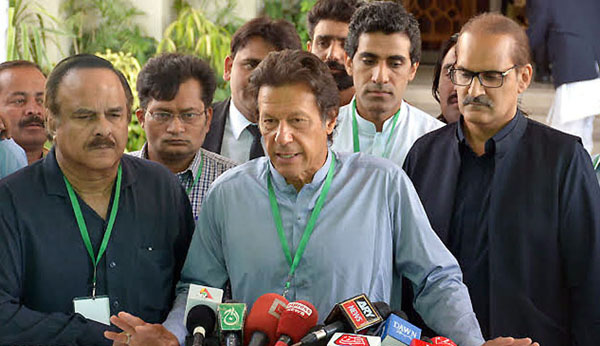 اسلام آباد، چیئرمین پاکستان تحریک انصاف عمران خان میڈیا سے گفتگو کر رہے ہیں