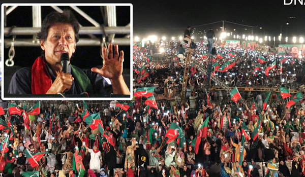 اسلام آباد، چیئرمین پاکستان تحریک انصاف عمران خان ایک بڑے عوامی اجتماع سے خطاب کر رہے ہیں