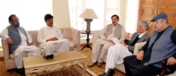 نتھیاگلی ، وزیر اعلیٰ خیبرپختونخوا پرویز خٹک گلیات کے منتخب نمائندوں سے تبادلہ خیالات کر رہے ہیں