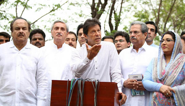 اسلام آباد، چیئرمین پاکستان تحریک انصاف عمران خان پریس کانفرنس سے خطاب کر رہے ہیں، نعیم الحق ، جہانگیر ترین ، شفقت محمود اور فردوس عاشق اعوان بھی ہمراہ ہیں