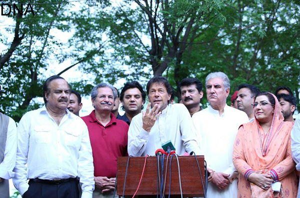 اسلام آباد، چیئرمین پاکستان تحریک انصاف عمران خان پریس کانفرنس سے خطاب کر رہے ہیں