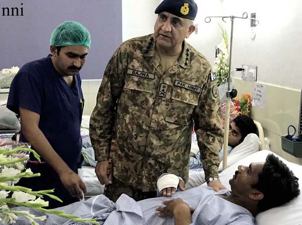 لاہور، آرمی چیف جنرل قمر جاوید باجوہ دھماکے میں زخمی ہونیوالوں کی عیادت کر رہے ہیں