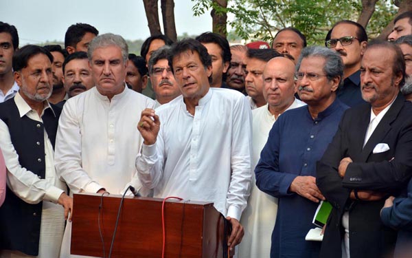 اسلا م آباد، چیئرمین پاکستان تحریک انصاف عمران خان دیگر رہنماﺅں کے ہمراہ پریس کانفرنس کر رہے ہیں