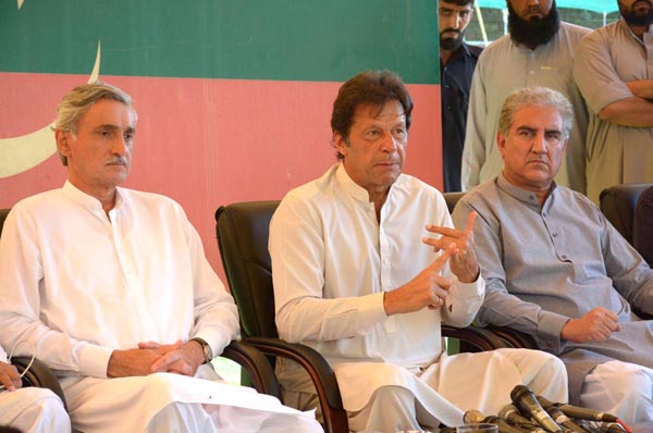 اسلام آباد ، چیئرمین پاکستان تحریک انصاف عمران خان بنی گالہ میں میڈیا سے گفتگو کر رہے ہیں ، جہانگیر ترین اور شاہ محمود قریشی بھی ہمراہ ہیں