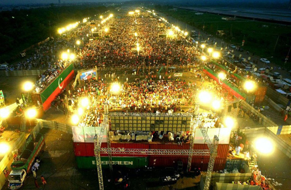 اسلا م آباد، پاکستان تحریک انصاف کے پیریڈ گراﺅنڈ میں منعقد ہ تاریخی جلسہ عام کا دلکش منظر