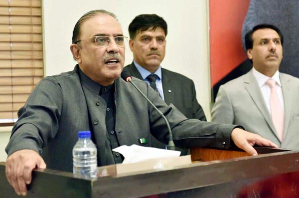 لاہور: پاکستان پیپلز پارٹی کی شریک چیئرمین آصف علی زرداری بلاول ہاﺅس میں پارٹی ورکرز سے خطاب کر رہے ہیں