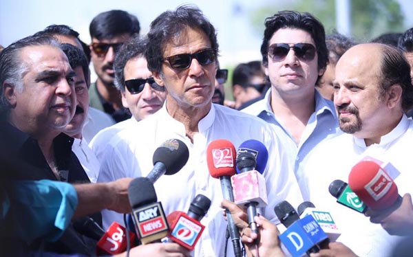 کراچی، پاکستان تحریک انصاف کے سربراہ عمران خان میڈیا سے گفتگو کر رہے ہیں