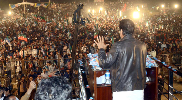 اٹک،چیئرمین پاکستان تحریک انصاف عمران خان ایک بڑے جلسہ عام سے خطاب کر رہے ہیں