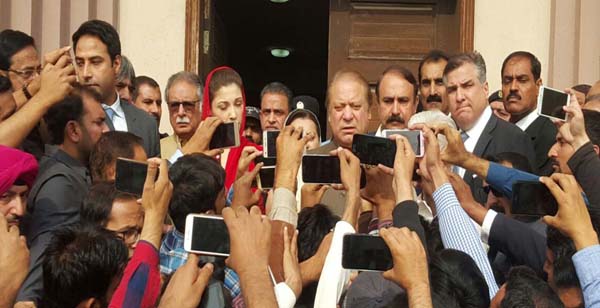 اسلام آباد:سابق وزیراعظم نوازشریف احتساب عدالت میںپیشی کے بعد میڈیاسے گفتگوکررہے ہیں