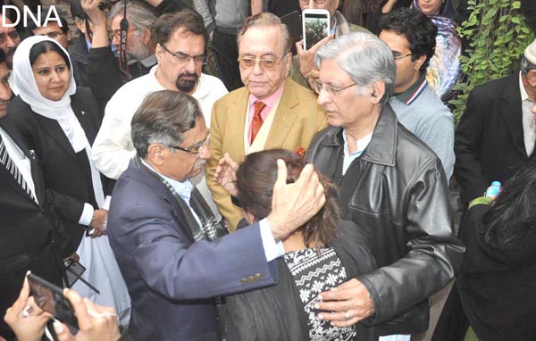 لاہور، چیف جسٹس پاکستان جسٹس ثاقب نثارعاصمہ جہانگیر کے انتقال پر ان کے اہلخانہ سے تعزیت کر رہے ہیں