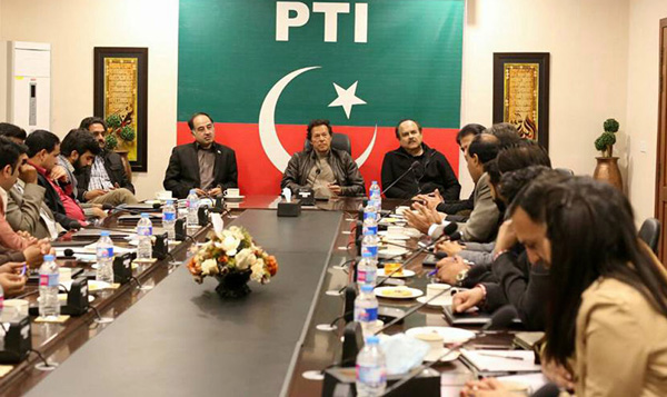 اسلام آباد، پاکستان تحریک انصاف کے سربرا ہ عمران خان صحافیوں سے گفتگو کر رہے ہیں