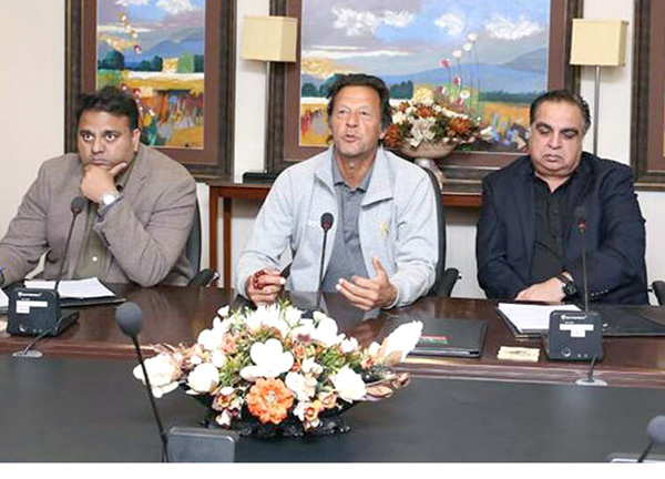 اسلام آباد، چیئرمین پاکستان تحریک انصاف عمران خان میڈیا اسٹریٹجی بارے اجلاس کی صدارت کر رہے ہیں