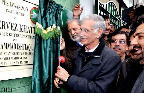 پشاور، وزیر اعلیٰ خیبرپختونخوا پرویز خٹک راحت آباد میں چڑیا گھر کا افتتاح کر رہے ہیں