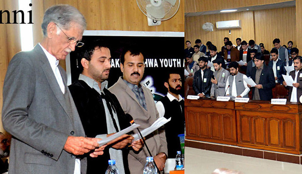 نوشہرہ، وزیر اعلیٰ کے پی کے پرویز خٹک خیبرپختونخوا یوتھ اسمبلی اراکین سے حلف لے رہے ہیں