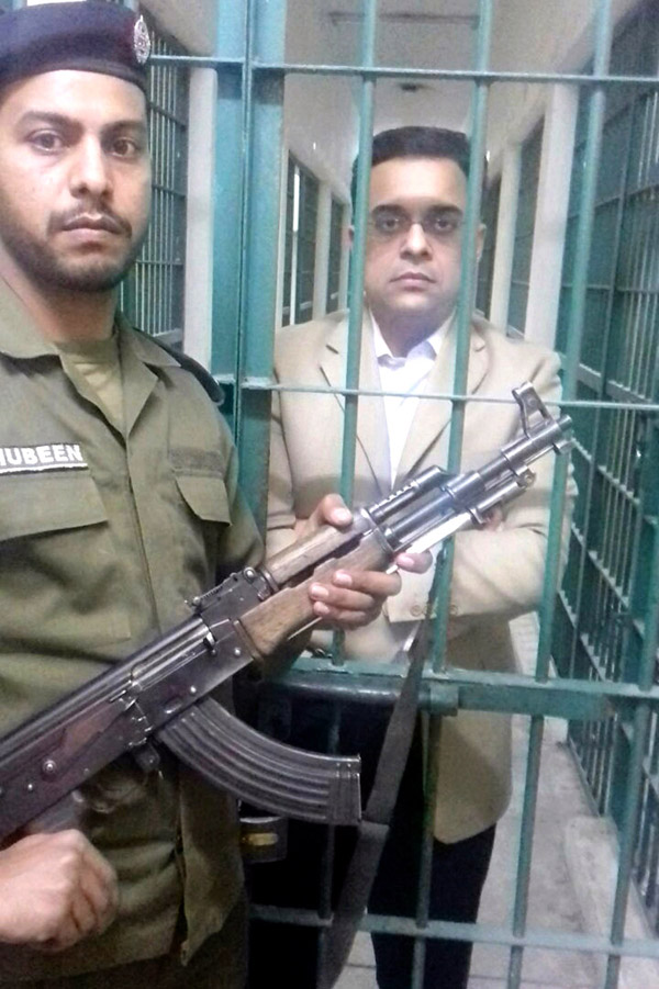 لاہور، آشیانہ ہاﺅسنگ اسکیم کے سابق ڈی جی ایل ڈی اے احد چیمہ گرفتاری کے بعد نیب حوالات میں