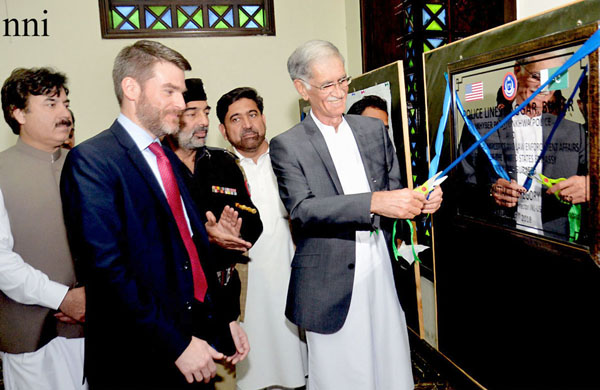 پشاور ، وزیر اعلیٰ خیبر پختونخوا پرویز خٹک نو تعمیر شدہ پولیس لائنز کا افتتاح کر رہے ہیں