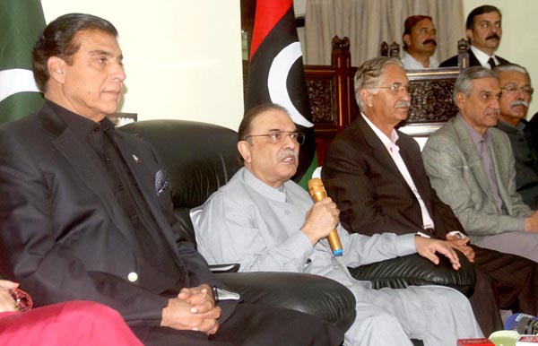 اسلا م آباد ،شریک چیئرمین پی پی پی آصف علی زرداری پریس کانفرنس کر رہے ہیں