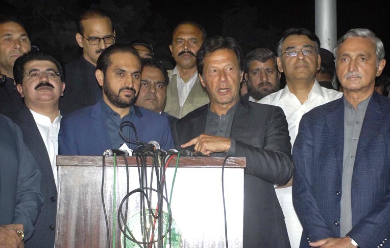 اسلام آباد، پی ٹی آئی چیئرمین عمران خان اور وزیر اعلیٰ بلوچستان میر عبدالقدوس بزنجو مشترکہ پریس کانفرنس کر رہے ہیں