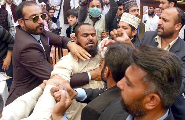 لاہور،جامعہ نعیمیہ میں نواز شریف پر جوتا پھینکنے والے شخص کو انتظامیہ کے لوگ گرفتار کرکے لے جا رہے ہیں