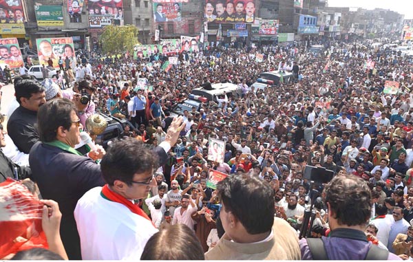 فیصل آباد، پاکستان تحریک انصاف کے سربراہ عمران خان ایک بڑے جلسہ عام سے خطاب کر رہے ہیں