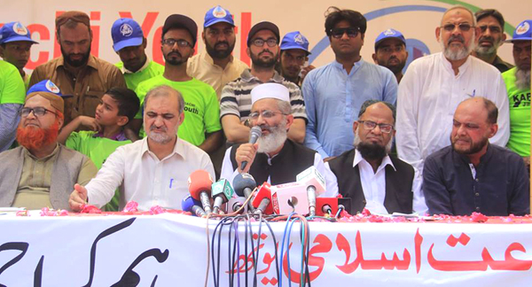 کراچی، امیر جماعت اسلامی سینیٹر سراج الحق صحافیوں سے گفتگو کر رہے ہیں