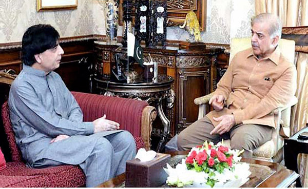 لاہور، وزیراعلیٰ پنجاب شہباز شریف سے سابق وفاقی وزیر داخلہ چوہدری نثار ملاقات کررہے ہیں