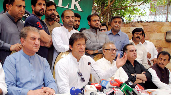 حیدر آباد: پی ٹی آئی چیئرمین عمران خان میڈیا سے گفتگو کر رہے ہیں، شاہ محمود قریشی بھی ہمراہ ہیں