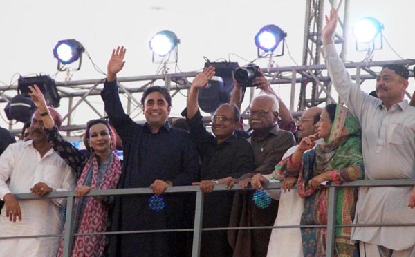 کراچی:۔ چیئرمین پی پی پی پی بلاول بھٹو اور دیگر رہنماءجلسے کے شرکاءکے نعروں کا ہاتھ اٹھا کر جوا ب دے رہے ہیں