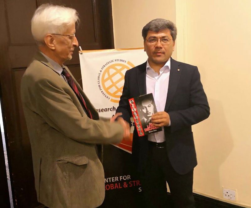 اسلام آباد:سی جی ایس ایس کے سینئر ایڈوائزر غلام اکبر اپنی کتاب ’لاسٹ ڈیکیڈز“ دورے پر آئے ہوئے تاجک وفد کے سربراہ حکیم عبداللہ رحنامو کو پیش کر رہے ہیں