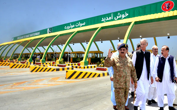 صوابی:۔ وزیر اعلیٰ پرویز خٹک ڈی جی ایف ڈبلیو او کے ہمراہ سوات موٹروے کے تکمیل شدہ سیکشن کا معائنہ کر رہے ہیں