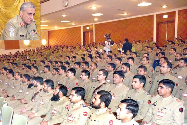 کوئٹہ:۔ آرمی چیف جنرل قمر جاوید باجوہ کمانڈ اینڈ سٹاف کالج میں نوجوان افسران سے خطاب کر رہے ہیں
