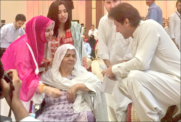 پشاور:۔ چیئرمین پی ٹی آئی عمران خان شوکت خانم ہسپتال کی فنڈریزنگ تقریب میں شریک ایک معمر خاتون سے محو گفتگو ہیں