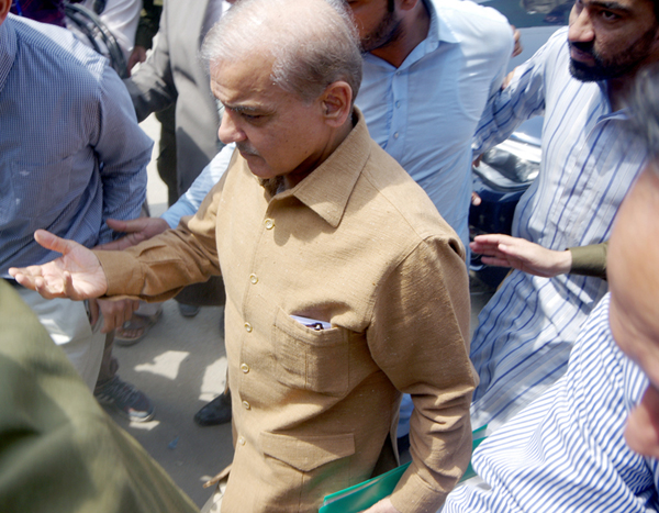 لاہور:۔ سابق وزیر اعلیٰ پنجاب شہباز شریف سپریم کورٹ رجسٹری لاہور میں پیشی کیلئے آ رہے ہیں